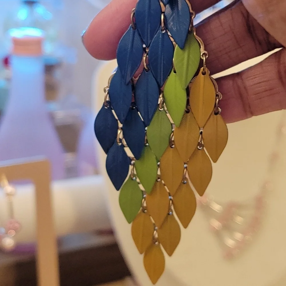 • Colorful Woven Leaf Ombre Hangar Earrings